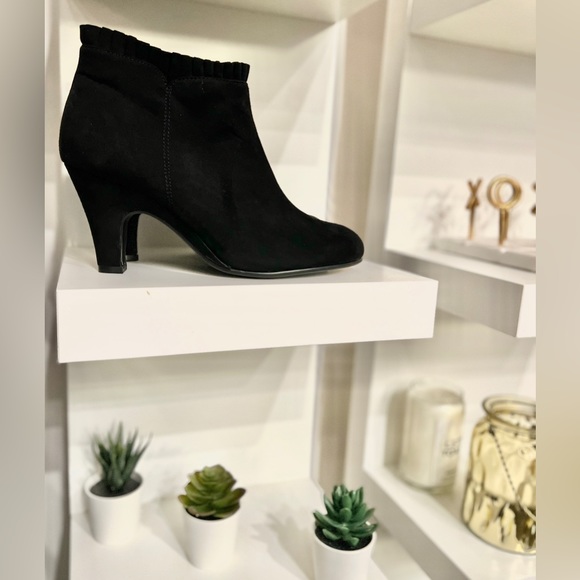 Black Ruffle Top Booties - Picture 5 of 6